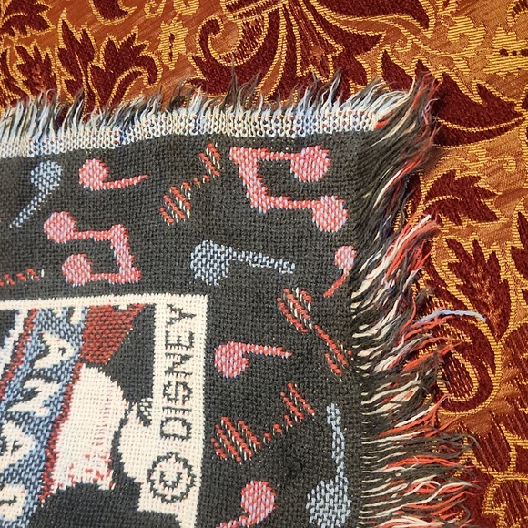 Disney 48x68 fringed throw, great condition, Vintage Mickey pattern - Picture 6 of 6